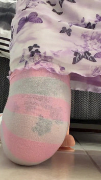 Cewek nakal lagi asik ngentot dildo Terkunci dalam kesucian sambil memakai kaus kaki tinggi paha