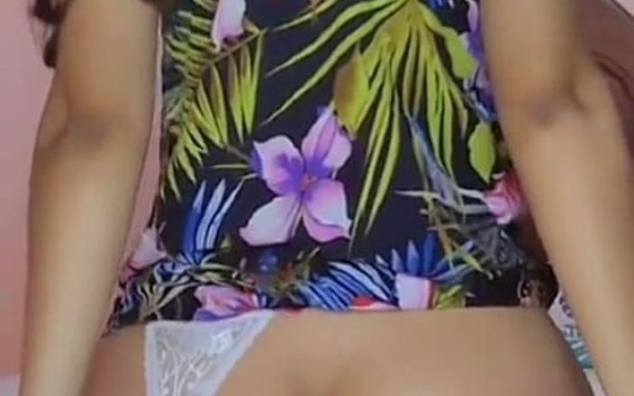 finXfiona: Îi frec și strâng bilele cu fesele mele mari într-un videoclip personalizat...