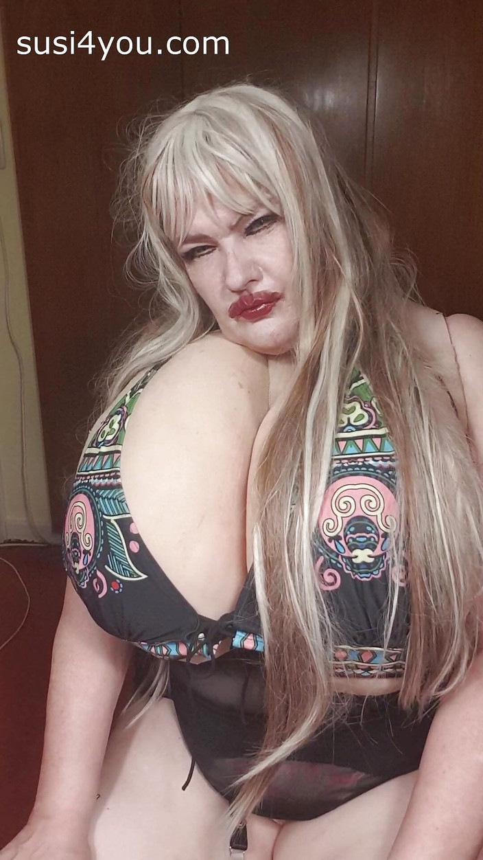 Susi4you: Susi trong đôi ủng đen đang trêu chọc làm tình với đồ chơi