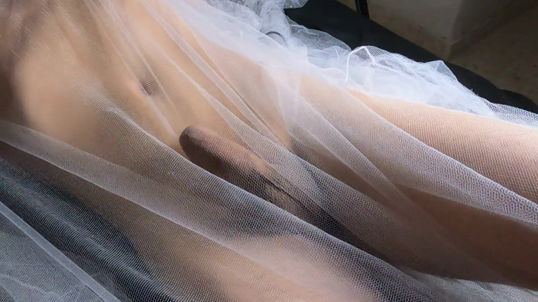 Cool Body: मैंने कुछ पारदर्शी शीट खरीदी ताकि आप मेरे गीले सपने का मजा ले सकें