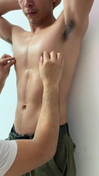 Bare skin man: Mot väggen