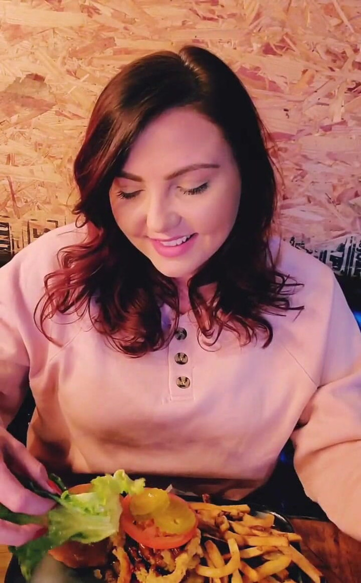 CoyWilder: ビデオのアイデアがあったのですが、レストランに入るとちょっと緊張してしまったので、サイズのハンバーガーを食べています