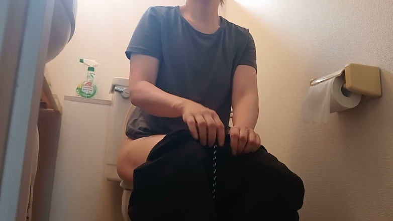 Mayumi Kanzaki: Refreshing in the Restroom