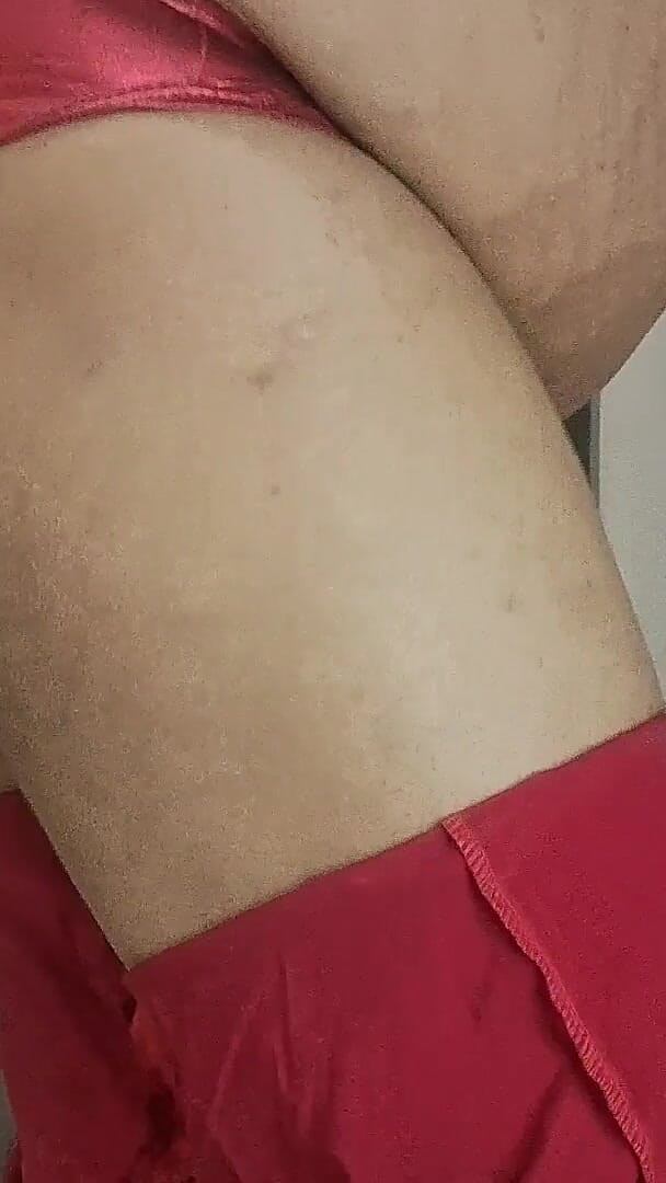 Indiansissychubby: Boneca Vermelha De Látex Anal Olhando Para Collbarate Entreter Você