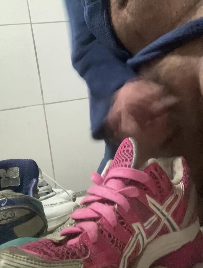 Sneakerfetish_BR: Je baise les baskets de mes femmes