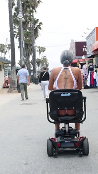Milf în formă care se fute în public cu o pulă neagră pe plaja din California