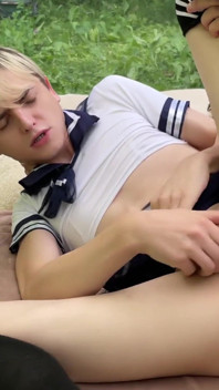Một người đàn ông đụ một femboy dễ thương