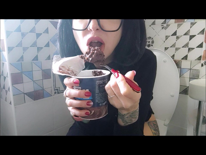 savannahamatoriale: Я люблю свій шоколад, коли я у ванній кімнаті