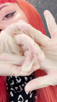 Gfe : cette fille gothique rousse vous fait un fan de branlette avec des gants
