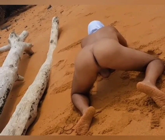 Ladysilvas: Ladysilva di pantai bugil banget sama pantat bahenolnya