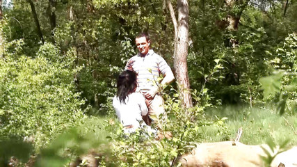 Porno kino: Baculatá německá holka má venku naplněnou pusu