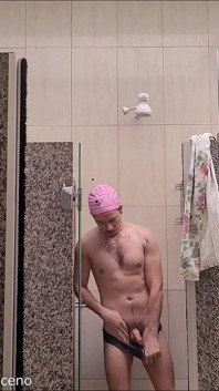 Pynk cap nadando con traje de baño medio desnudo