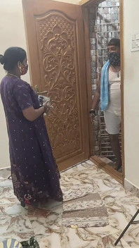 दूध वाला आदमी, नौकरानी और मालिक