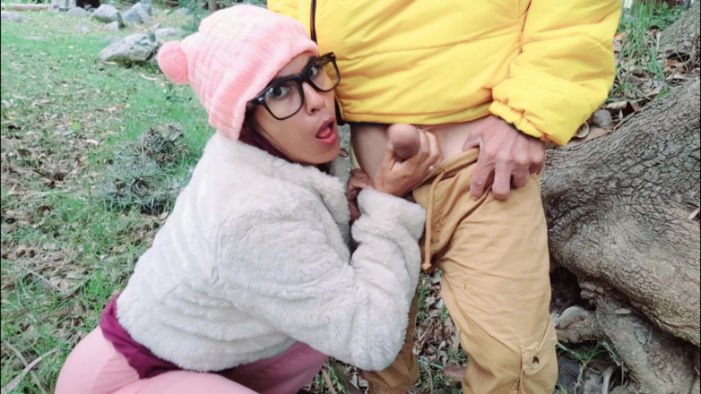 Lady: Mamă sexy cu sânii mari suge pula unui bătrân pervers și...