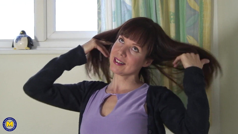 Mature Solo NL: Brunette mature enjoys rubbing and fingering her wet vagina