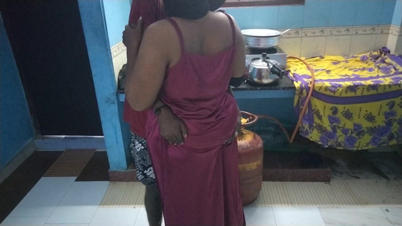 Tamil lesbian: Sexe torride dans la cuisine