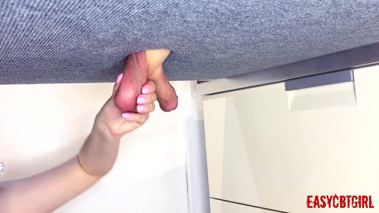 AnnyCandyPainboy: Paní pokroutí a roztáhne koule otroka a Dick Easycbtgirl