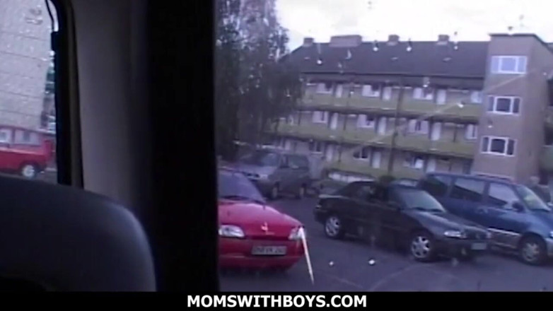 Moms With Boys: Blonďatá zralá stopařka dostane blonďatou zralou stopařku ošukanou