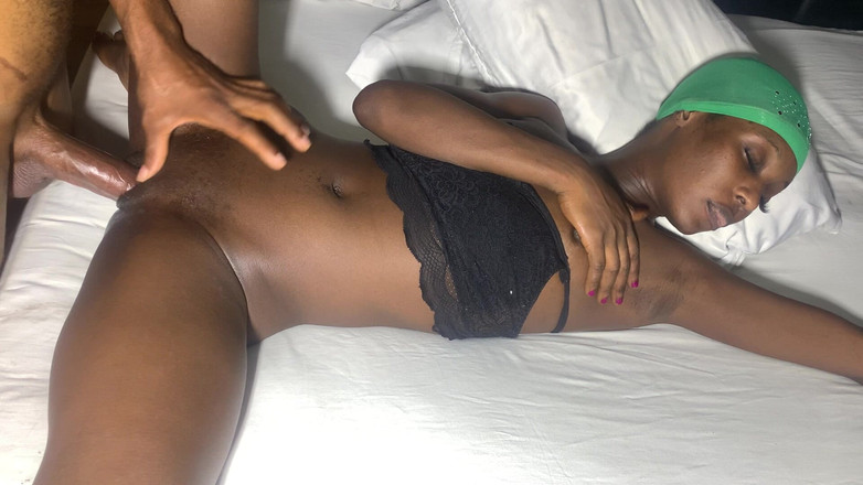 Yakeeporn: Sexy štíhlá dívka pozice její kundička pro sladkou penetraci