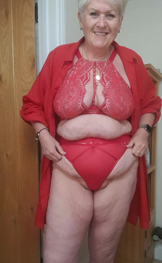 Uk Joolz: Morning boys! Lady in red today!