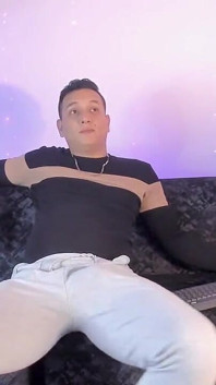 Latino Zeigt Vor Der Kamera Seinen Bauch in Seinem Grauen Sweatshirt