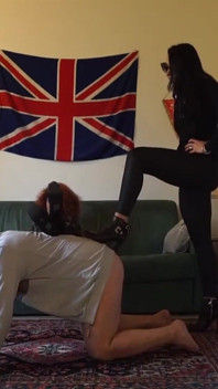 Domina Ballbusting Schwein in Unterwerfung in High Heels