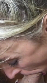 Une femme au foyer amateur suce la grosse bite bien dure de son mari et se fait baiser en levrette