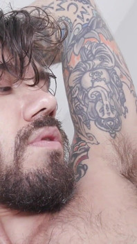 Nade Nasty reçoit un rimjob humide et profond de Rebel Rhyder !