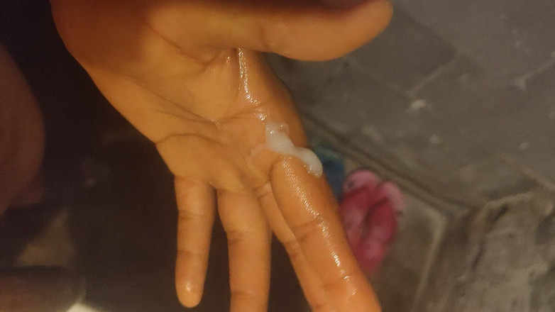 AlexAlejandro13: Bombeando mi leche en el baño