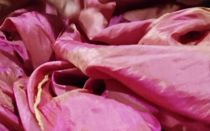 Satin and silky: Komşu yengenin pembe gölgeli saten ipeksi şalvarıyla yarak kafasını ovuyor (31)