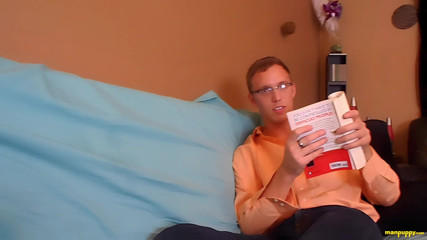 Man Puppy: Gigantyczny kujon próbuje cię zignorować