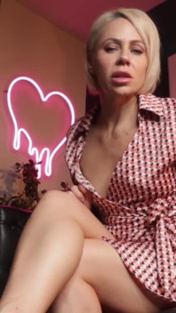 Helena Locke quiere que seas su perra de pies sucios