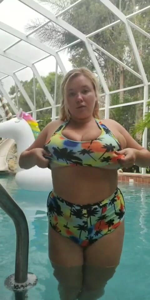 Annabelle Rogers: Göt tıkaçlarını seviyorsanız ve yağmura yakalanmayı seviyorsanız bu videoyu seveceksiniz.