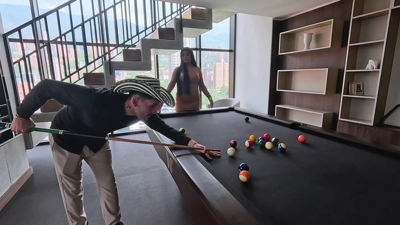 Papi Rodriguez: 섹시한 콜롬비아인이 보스의 하호와 섹스하고, 엉덩이를 속이고 얼굴에 우유를 뿌린다