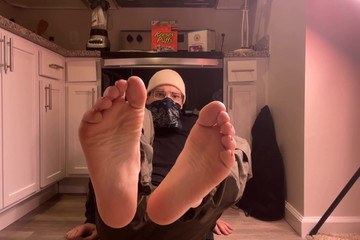 Imber Mac: Saturday Night Foot Modeling