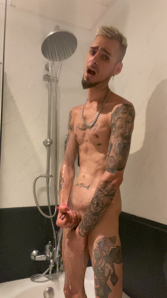 AlexxBlackk: Shower and Masturbate in Hotel
