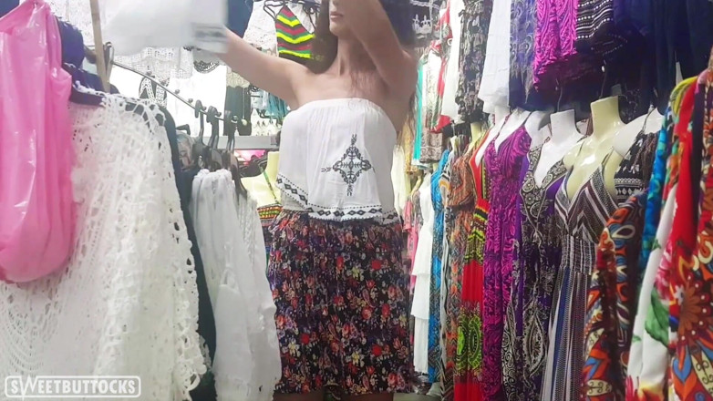 SweetButtocks: Brunette panas berganti pakaian di depan umum