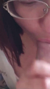 Cewek sange ini lagi asik dan telan sperma - close up