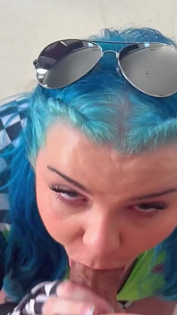 Amelia kouří velký výfuk