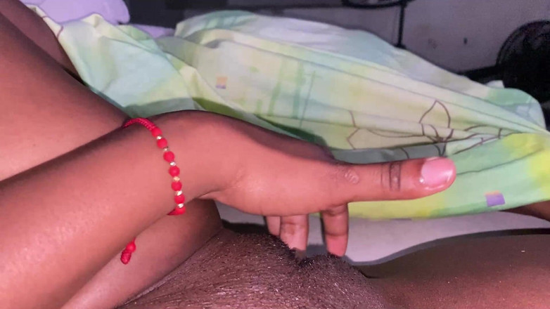 omairaberbatov: La cameriera si bagna con il suo nuovo vibratore