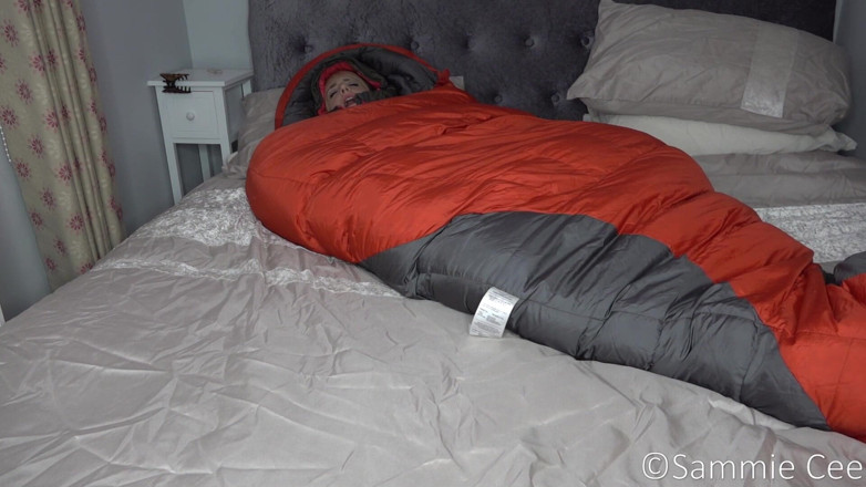 Sammie Cee: Donsjack en bedrol masturbatie