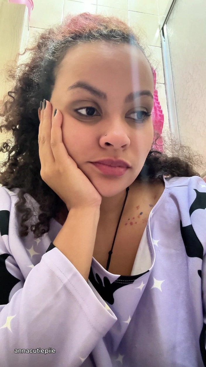 Cutiepiie Chubby: Ragazza intollerante al latte gas in bagno e scoreggia