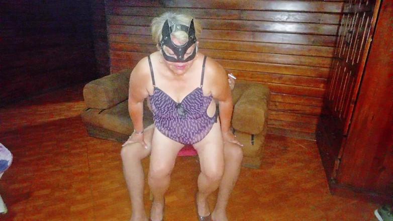 Sofixxx: Bunicuță vitregă matură îmi suge pula și dansează sexy