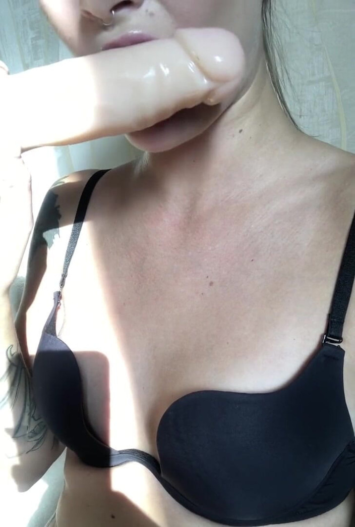 Wonder Jenny: Blowjob dengan alat penggetar