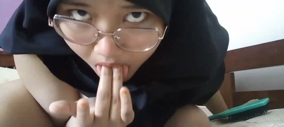 Jilbab69: Cewek sange berhijab ini lagi asik masturbasi memeknya sampai besek