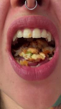 Gigante faminto mastiga sua comida e arrota e depois devora você