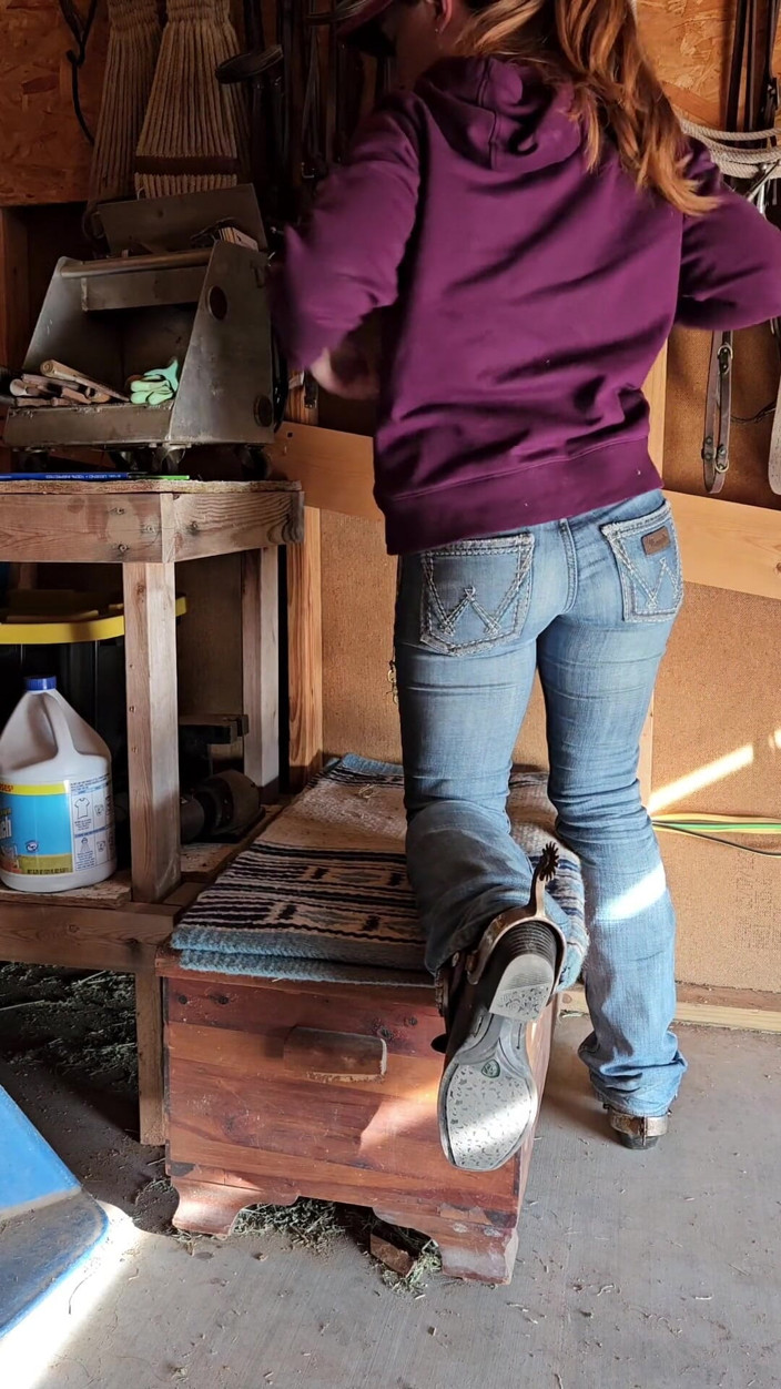 NaughtyRedFarmgirl: Pelirroja folla culo y coño chorros en el granero