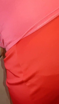 Mă masturbez cu vecina mea în bucătărie în timp ce pregătește cina