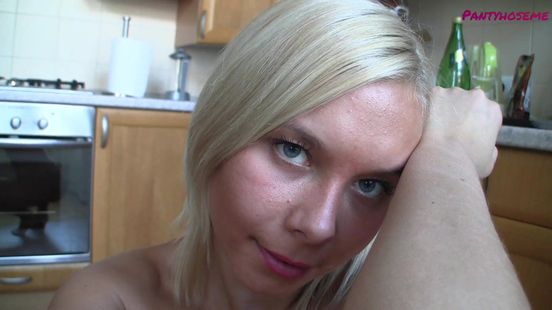 Pantyhose me porn videos: Külotlu çoraplı seksi amatör sarışın Lisa azdırıyor