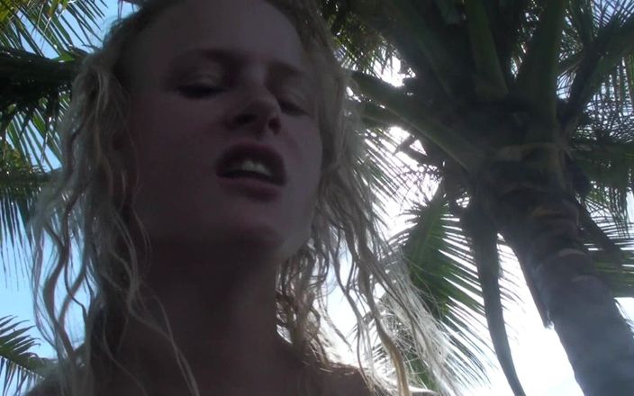 Blondehexe: Chiavata in spiaggia